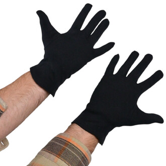 Gants de scène noirs présentés sur des mains levées, mettant en avant leur design élégant et polyvalent. Les gants sont ajustés, avec des doigts allongés, et le poignet est visible avec une chemise à motifs en dessous.