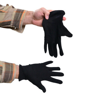 Gants de scène noirs tenus par deux mains, l'un étant étendu et l'autre repliant un gant. Les gants sont à l'aspect lisse et ajusté, idéaux pour les performances.