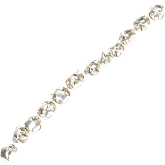 Grelot en métal argenté de 12 mm avec une fente croisée, disposé en ligne. Les grelots présentent une finition brillante et sont reliés entre eux, créant un effet esthétique attrayant.