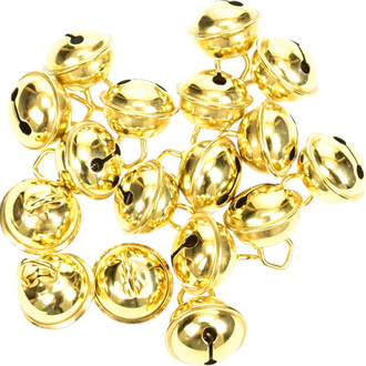Grelots plats de 15 mm de couleur dorée, en métal, présentant une forme sphérique et une finition brillante. Ils sont regroupés en tas, avec des ouvertures pour les attacher facilement.