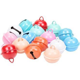 Groupe de grelots plats de 22 mm de différentes couleurs, notamment rouge, bleu, rose, vert, orange et blanc, disposés de manière aléatoire, montrant leur forme sphérique et les attaches pour les suspendre.