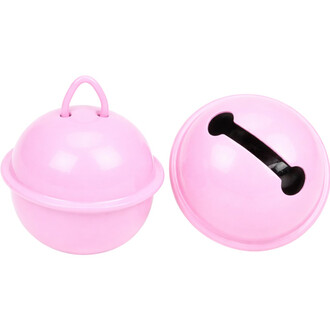 Grelot plat de couleur rose, composé de deux parties distinctes, avec une partie supérieure arrondie et un anneau de suspension, ainsi qu'une base ouverte montrant une fente noire.