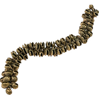 Grelots tibétains en métal doré de 11 mm, petites cloches gravées alignées sur un fil contre fond blanc.
