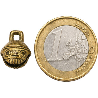 Grelot tibétain miniature doré de 11 mm avec boucle supérieure, montré à côté d'une pièce d’un euro pour l’échelle.