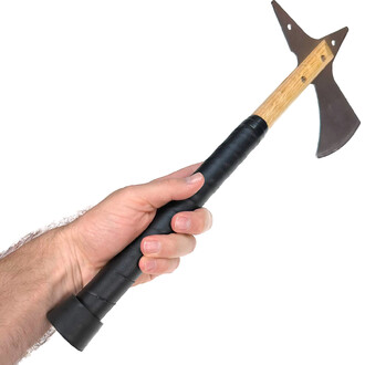 Tomahawk in hand - Detail of the grip