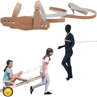 Sangle en cuir beige de la marque Pedalo, accompagnée d'une illustration montrant deux enfants utilisant un chariot à roulettes auquel ils sont attachés avec la sangle. Un mannequin en combinaison noire illustre l'utilisation de la sangle, qui est fixée a