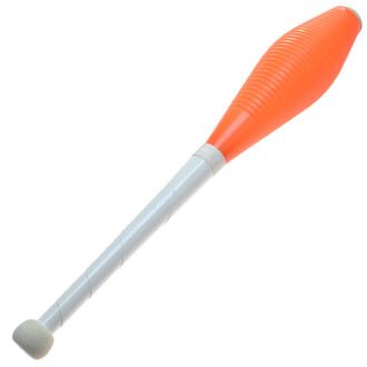 Detailopname van een trainingsstick van Pirouette Henry: gegroefd oranje handvat op een grijze steel, beige schuimrubberen uiteinde.