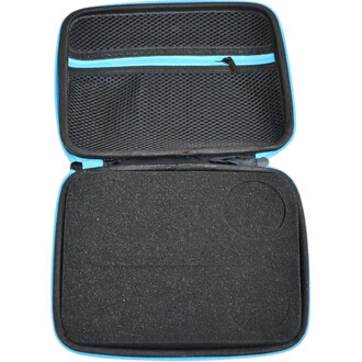 Housse de rangement ouverte pour 6 yoyos, avec une doublure en mousse noire et un compartiment en filet pour accessoires.