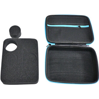 Housse de rangement pour 6 yoyos MagicYoyo, ouverte, avec un compartiment rembourré pour les yoyos et une pochette en filet pour accessoires.