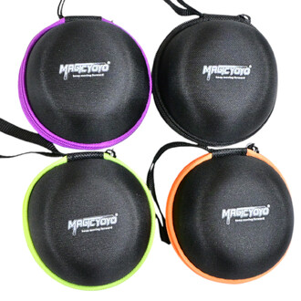 Housse de protection pour un yoyo, modèle Magic Yoyo, présentée en quatre couleurs : violet, vert, orange et noir, avec un logo Magic Yoyo sur chaque housse.