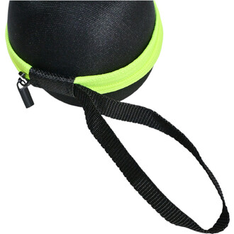 Housse de protection ronde pour un yoyo Magic Yoyo, de couleur noire avec une fermeture éclair verte et une bandoulière noire pour un transport facile.