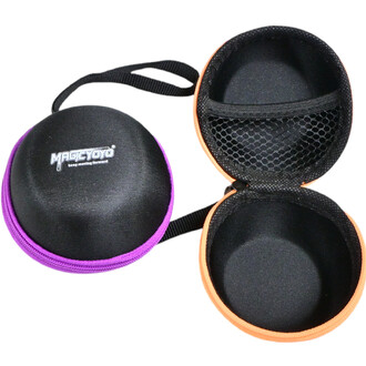 Housse pour 1 yoyo Magic Yoyo, en forme ronde, avec une partie externe noire et un zip violet. À l'intérieur, elle présente un espace orange, une poche en filet pour accessoires et une finition noire. Idéale pour protéger et transporter un yoyo.