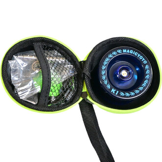 Housse de rangement ouverte pour un yoyo Magic Yoyo, à l'intérieur on trouve un yoyo de couleur bleue avec l'inscription MAGICYOYO K1, ainsi qu'un compartiment en filet contenant des accessoires. La housse est de couleur verte fluo, équipée d'une fermetur