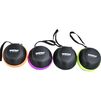 Housses de protection pour yoyo Magic Yoyo, de couleur noire avec des fermetures éclair colorées (orange, violet, noir et vert) et des poignées de transport.