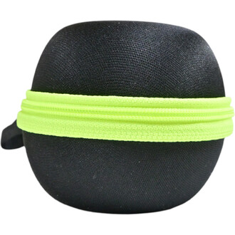 Housse de rangement noire pour un yoyo Magic Yoyo, avec une fermeture éclair verte. Forme ronde et texture lisse.