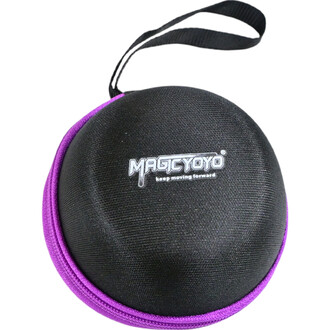 Housse de protection ronde pour un yoyo, de couleur noire avec une fermeture éclair violette. Le logo MAGICYOYO est imprimé en blanc sur la surface. Une anse noire est attachée pour un transport facile.