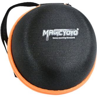 Housse ronde noire pour yoyo, avec une fermeture éclair orange et le logo MAGICYOYO imprimé en blanc sur le dessus.