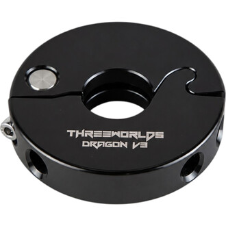 Hub Fusion Dragon V3 Threeworlds en aluminium noir anodisé, vue de dessus avec logo gravé, fente de serrage et vis de fixation.