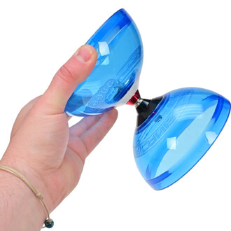 Diabolo Hurricane 5 roulements, coloris bleu, tenu à deux mains. Les coques translucides et brillantes révèlent le mécanisme central.