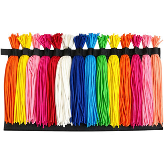 Insert pour sac à ballons : rangée de ficelles colorées multicolores attachées à une bande noire, vue frontale.
