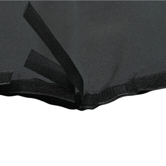 Gros plan d’un sac à ballons noir en tissu robuste, avec sangles en nylon et ourlet cousu le long du bord.