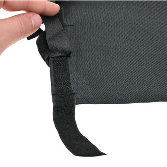 Gros plan d’un sac à ballons noir montrant une sangle d’attache en tissu et la couture au bord, avec une bande Velcro