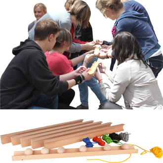 Image montrant un groupe de personnes s'amusant à jongler avec des objets colorés, entourées de matériel de jonglerie. En dessous, un ensemble de planches en bois avec des billes et des cordons de couleurs vives, destiné à la pratique de la jonglerie.