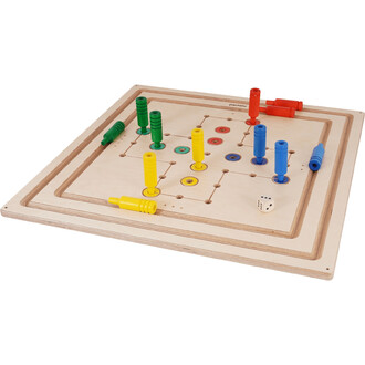 Table de jeu en bois avec des poteaux colorés vert, jaune, bleu et rouge, disposés sur un plateau gravé de motifs. Des pions de différentes couleurs sont placés sur des emplacements précis, et un dé est visible en bas à droite.