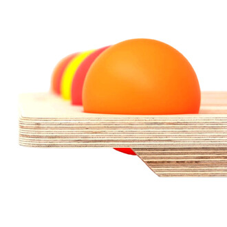 Juggle Board vu de profil, permet en conjonction avec des balles de scène de faire glisser des balles dans des rainures. Ceci permet de se concentrer uniquement sur le rythme de non sur la qualité de lancers.