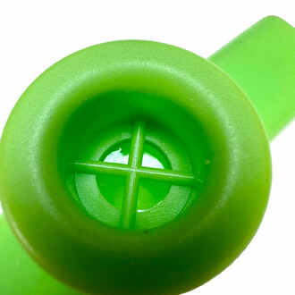 Le kazoo en plastique : un instrument amusant pour transformer votre voix en sons nasillards et originaux.