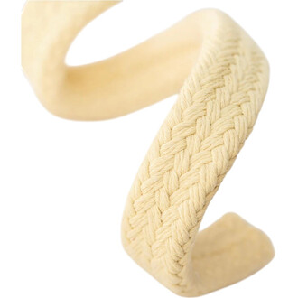 Dicke 36-mm-Kevlar-Rohrhülle in Cremefarbe, Nahaufnahme, die die Faserflechtung zeigt.