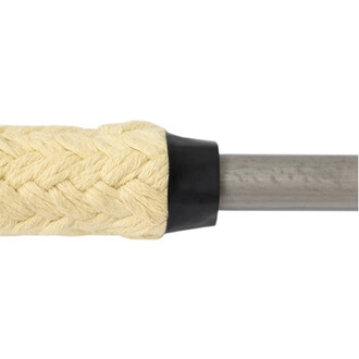 Nahaufnahme eines dicken (36 mm) rohrförmigen Kevlar-Schlauchs mit beigefarbener Umflechtung, die einen grauen Metallstab umgibt, und einer schwarzen Kappe am Ende.