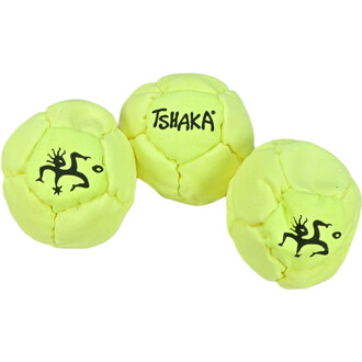 Trois balles de jonglage TSHAKA de couleur jaune, avec le logo TSHAKA et un symbole de créature stylisé en noir sur chaque balle. Les balles présentent une texture souple et sont assemblées en une composition.