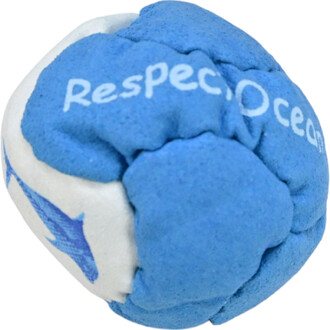 Balle de jonglerie en tissu, de couleur bleu avec des motifs blancs, portant l'inscription Respect Ocean. La balle a une surface texturée et un design arrondi.