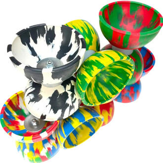 Différents diabolo colorés avec des motifs éclatés, empilés de manière créative, comprenant des coloris tels que noir, blanc, rouge, vert, jaune et bleu, à côté de baguettes de jonglerie.