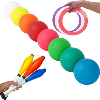 Kit de jonglerie BMA avec une collection de balles colorées en arc-en-ciel, une main tenant trois massues de jonglage jaune, orange et bleue, et une autre main tenant des anneaux de jonglage empilés aux couleurs rose, blanche et violette.