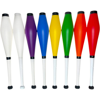 Huit massues de jonglerie alignées verticalement, aux corps colorés (blanc, violet, bleu, jaune, vert, orange, rouge) avec poignées blanches et embouts noirs, illustrant le kit BMA.