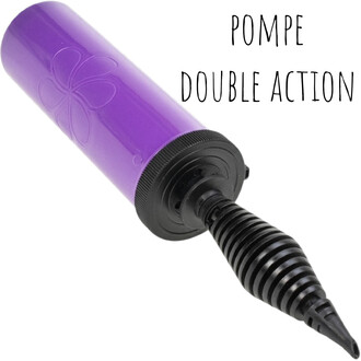 Gros plan sur un ballon violet Sempertex 260 avec motif fleur embossé et une pompe noire à poignée spirale.