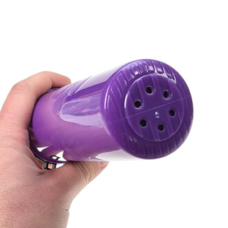 Pompe manuelle violette tenue par une main, accessoire du Kit Ballons Sempertex 260 + Pompe.