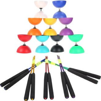 Kit Circus Free avec plusieurs diabolos de couleurs variées (blanc, orange, jaune, violet, rouge, turquoise, noir, vert) empilés en pyramide, accompagné de baguettes en aluminium anodisées, dotées de poignées en caoutchouc noir.