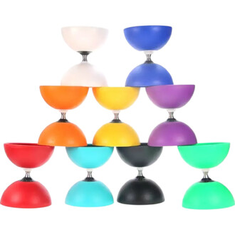 Un ensemble de diabolo de différentes couleurs, empilés en pyramide. Les couleurs incluent le blanc, orange, jaune, violet, bleu, rouge, vert et noir. Chaque diabolo a une forme arrondie avec une base plate, et tous sont montés sur une tige centrale en mé