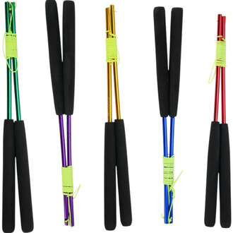 Baguettes de jonglage en aluminium anodisé, présentées par paires dans différentes couleurs (vert, violet, or, rouge et bleu) avec des poignées en mousse noire pour un meilleur confort.