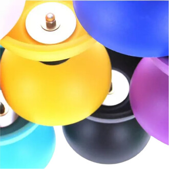 Groupe de sphères colorées en plastique, avec des teintes variées allant du jaune, bleu, violet, turquoise au noir, superposées de manière à montrer les bases métalliques brillantes. Ces sphères sont utilisées pour la jonglerie dans le kit Circus Free.