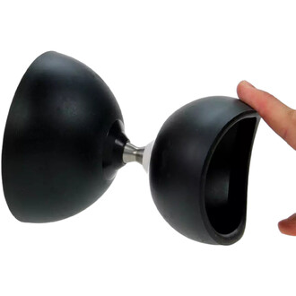 Boule de jonglage noire du Kit Circus Free, montrée de côté, avec une main touchant l'une des extrémités.