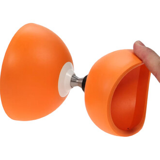 Diabolo en plastique orange, avec une main tenant une moitié de l'engin, montrant la structure intérieure et le moyeu central.