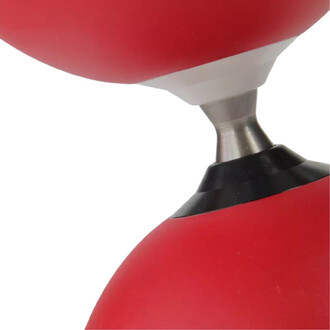 Extrémité d'une toupie de jonglage rouge, mettant en avant le système de fixation en métal et la partie supérieure en plastique blanc, accompagnée d'un anneau noir.