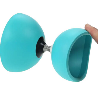 Kit Circus Free avec des demi-sphères bleues en silicone, montrant l'intérieur creux, reliées par un axle en métal. Une main saisit une demi-sphère.