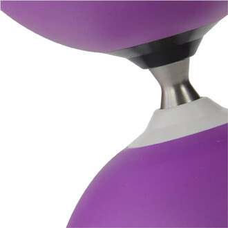 Détail d'un yo-yo violette vu de près, montrant le point de connexion en métal et le traitement de surface lisse.