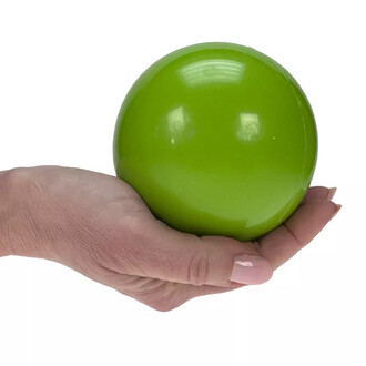 Main tenant une balle de contact verte brillante de taille moyenne