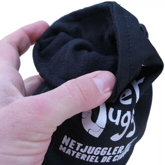 Main gauche tenant une chaussette noire Netjuggler en tissu épais, gros plan sur le pouce qui replie l'ouverture pour montrer l'intérieur du tissu.